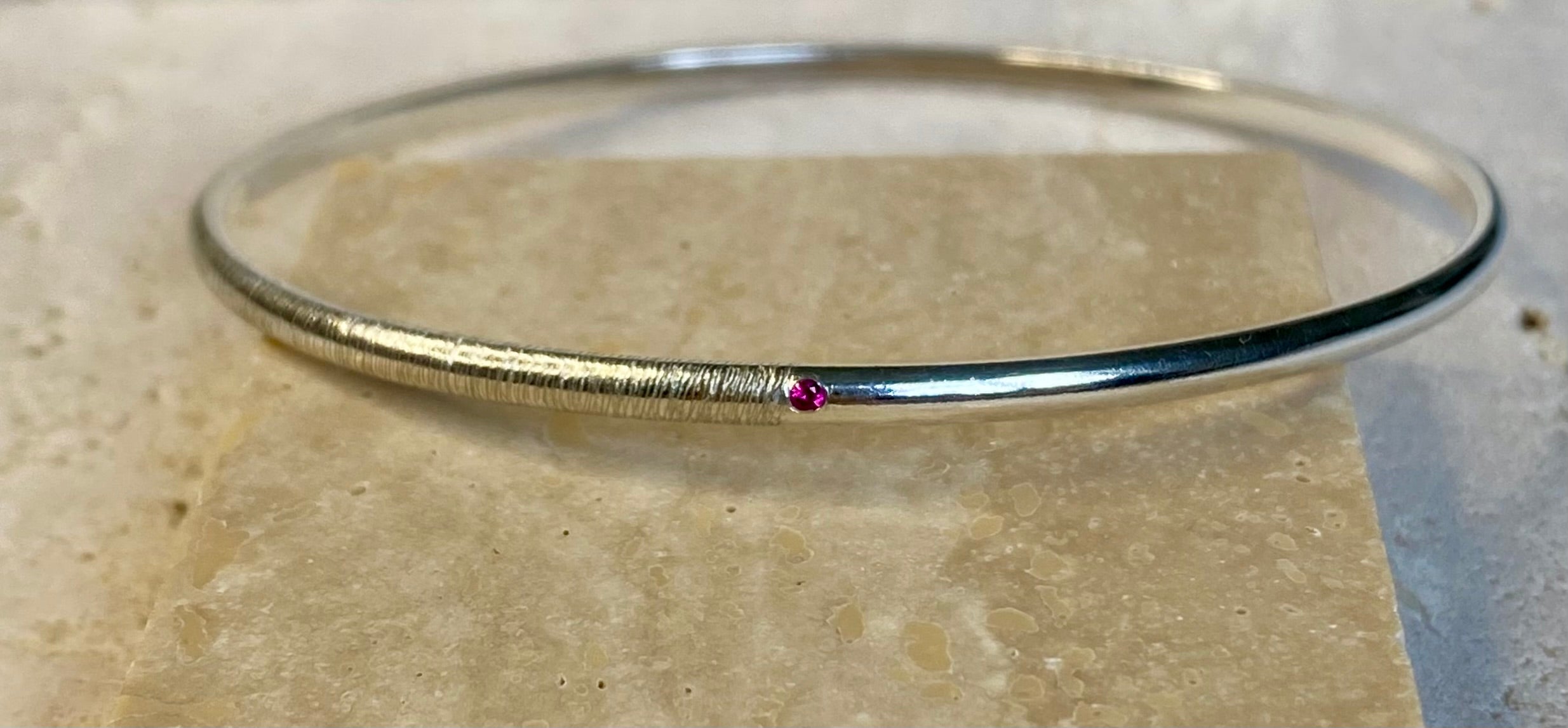 D-shape double texture bangle with two 1.5mm birthstones