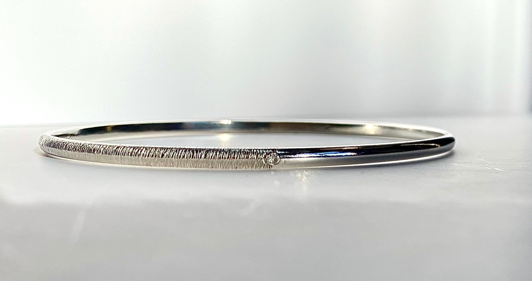 D-shape double texture bangle with two 1.5mm birthstones