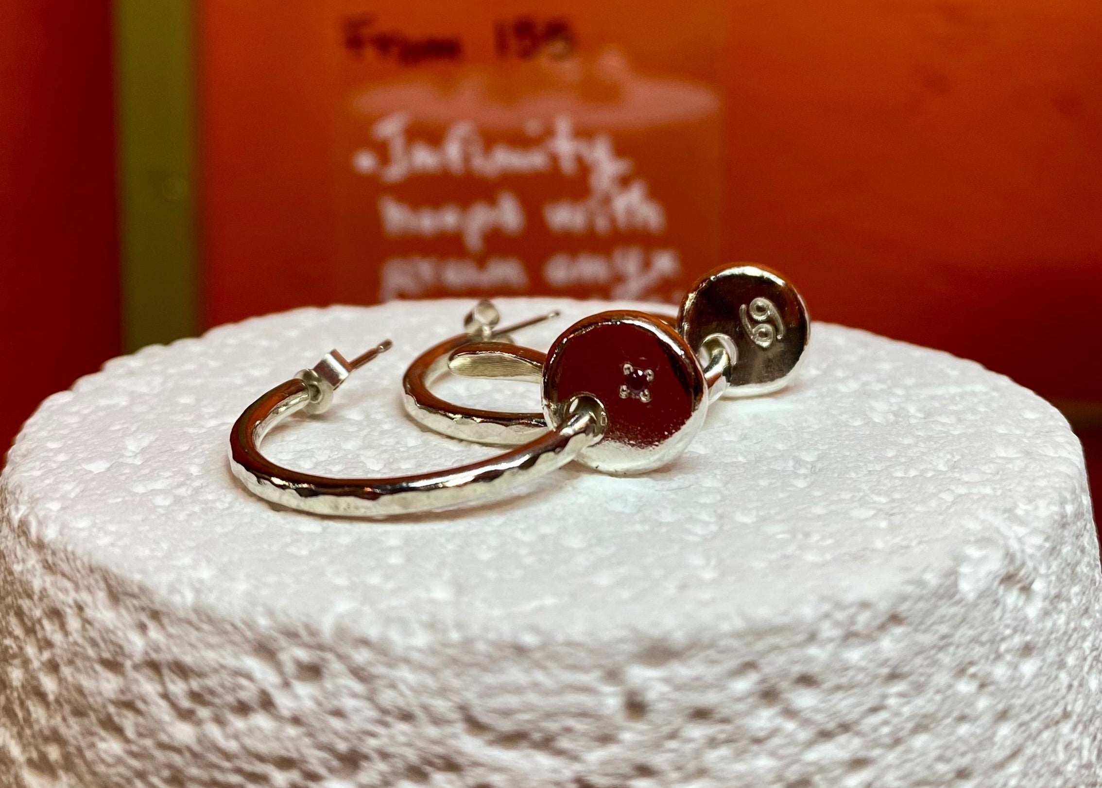 Coriandoli charm C-hoops