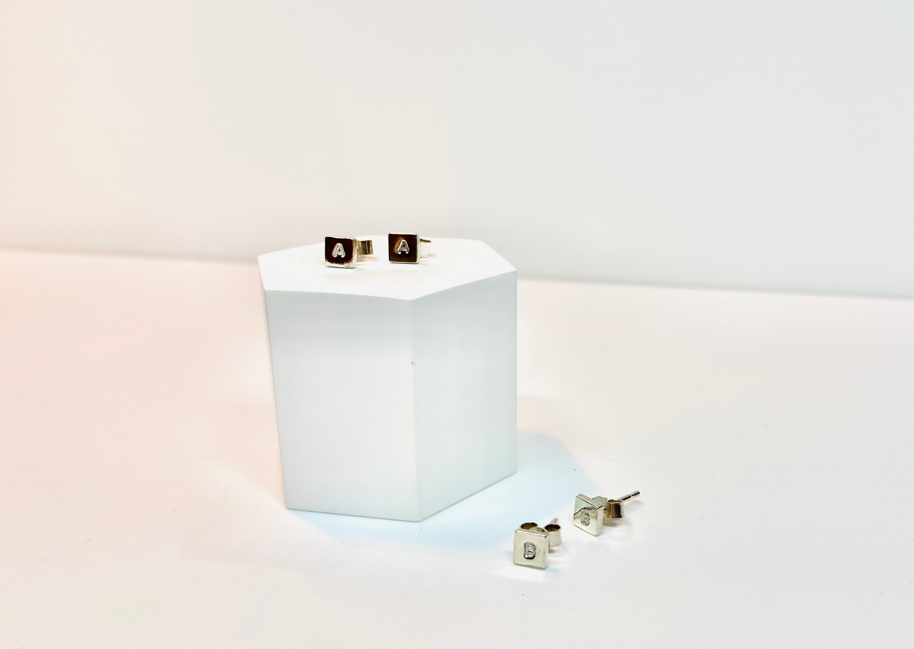 Minima tile studs