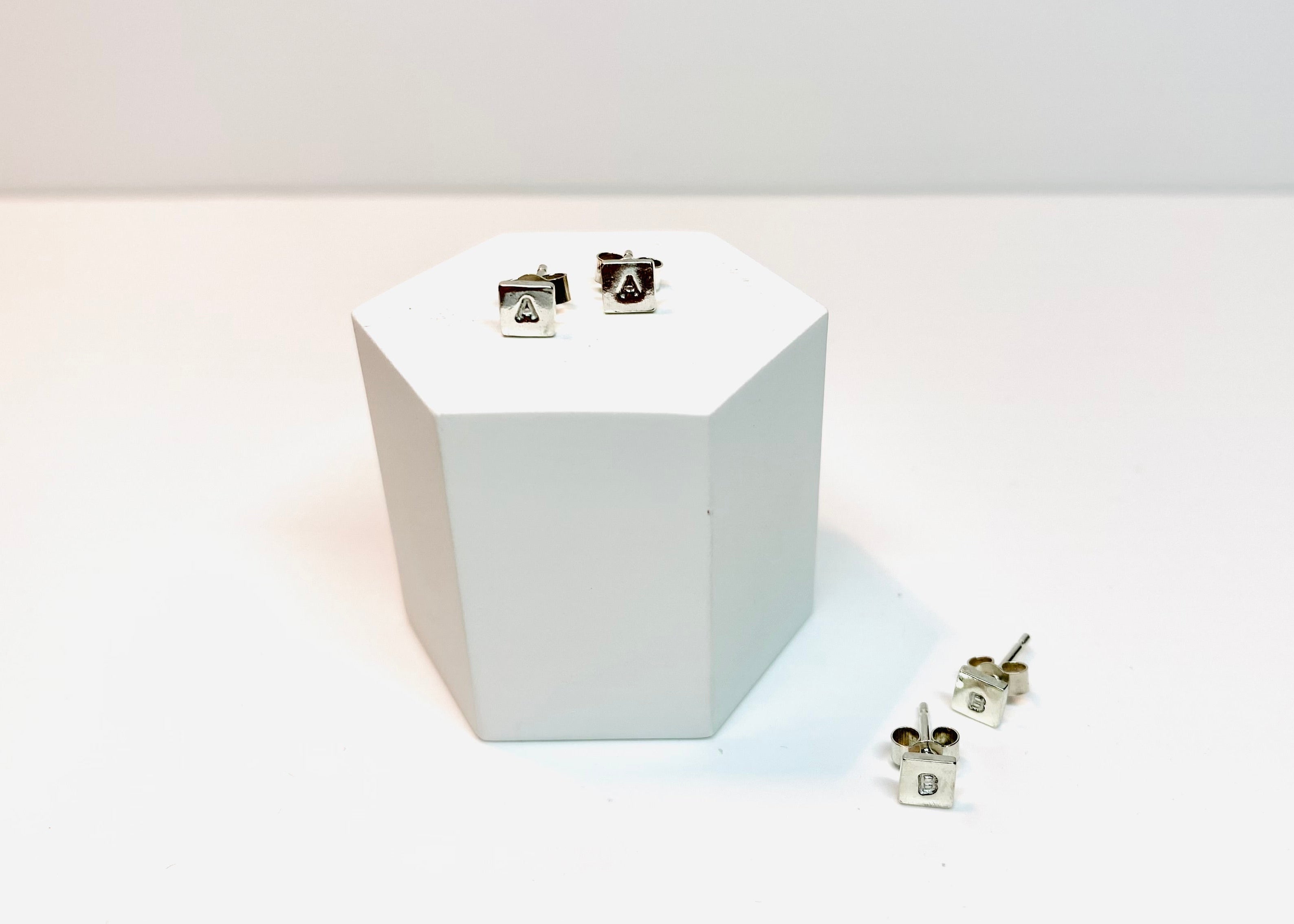 Minima tile studs