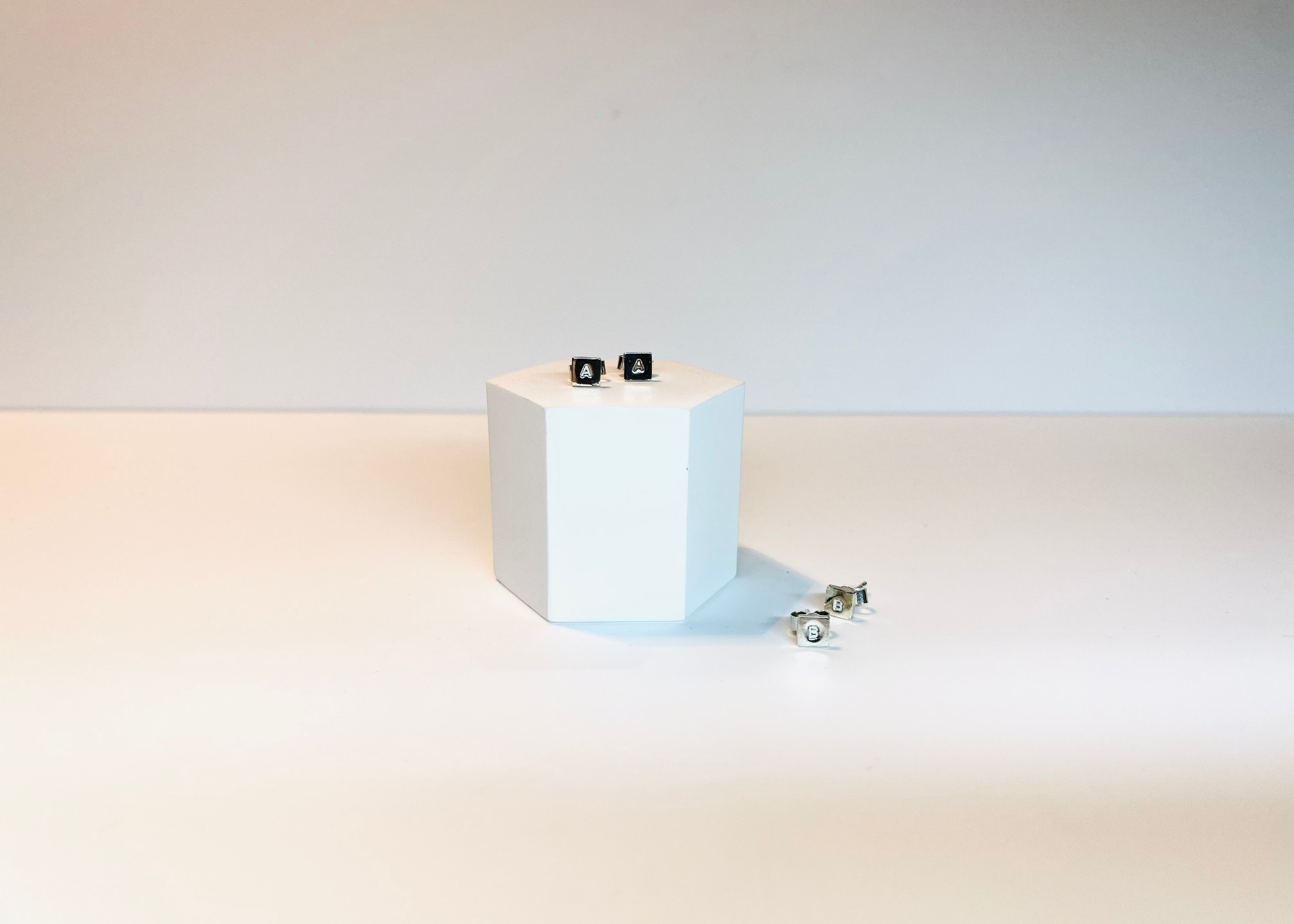 Minima tile studs