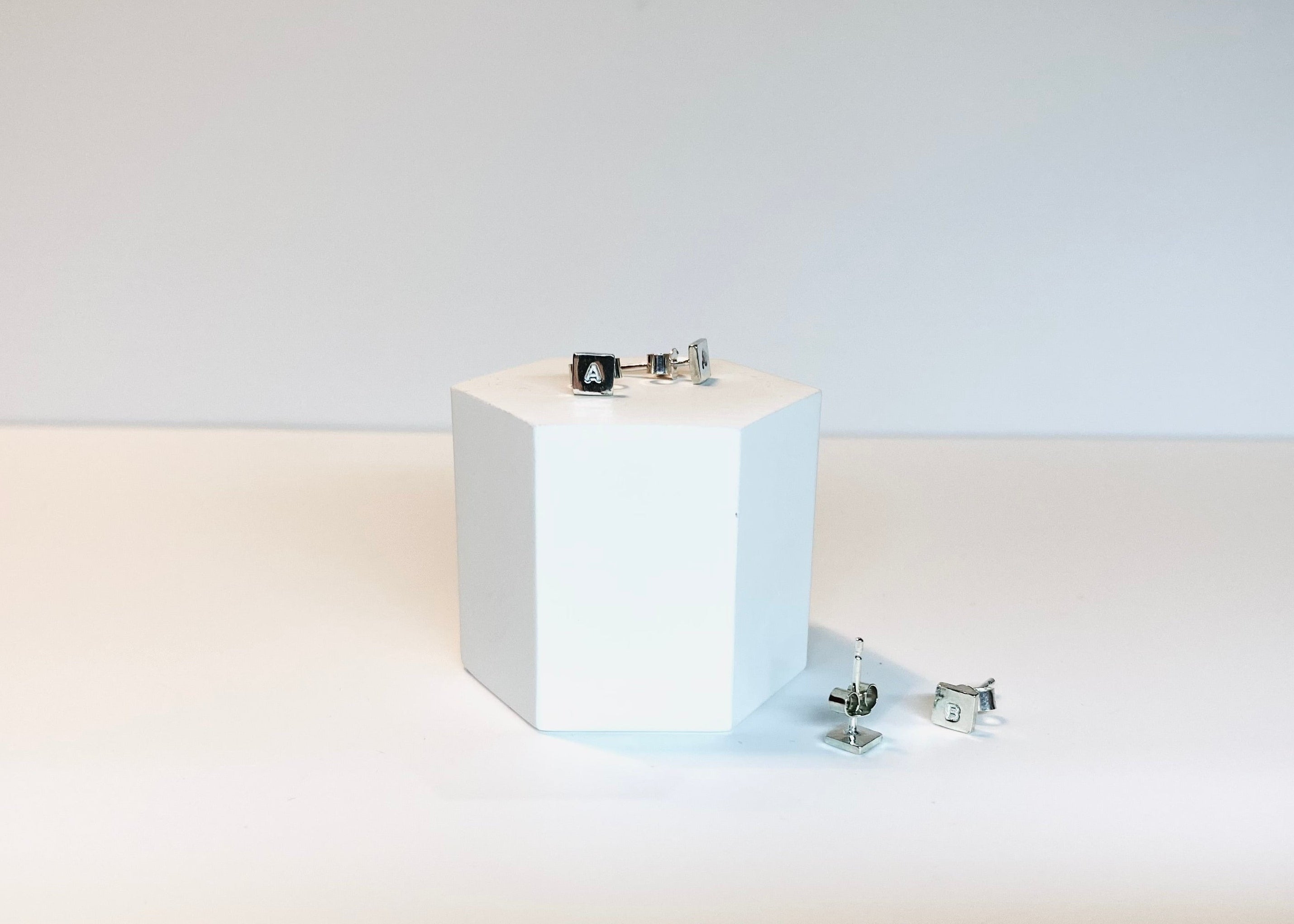 Minima tile studs