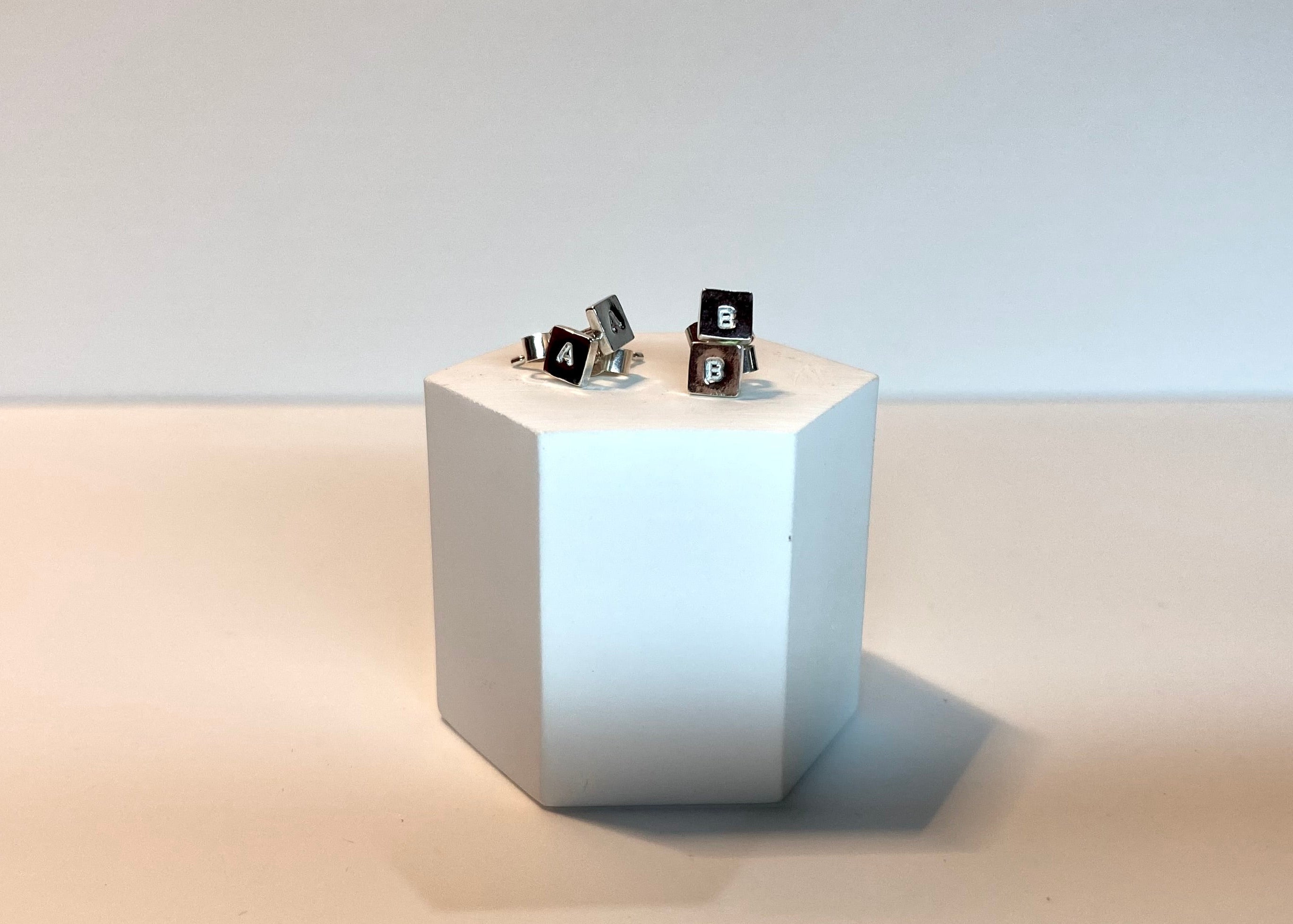 Minima tile studs
