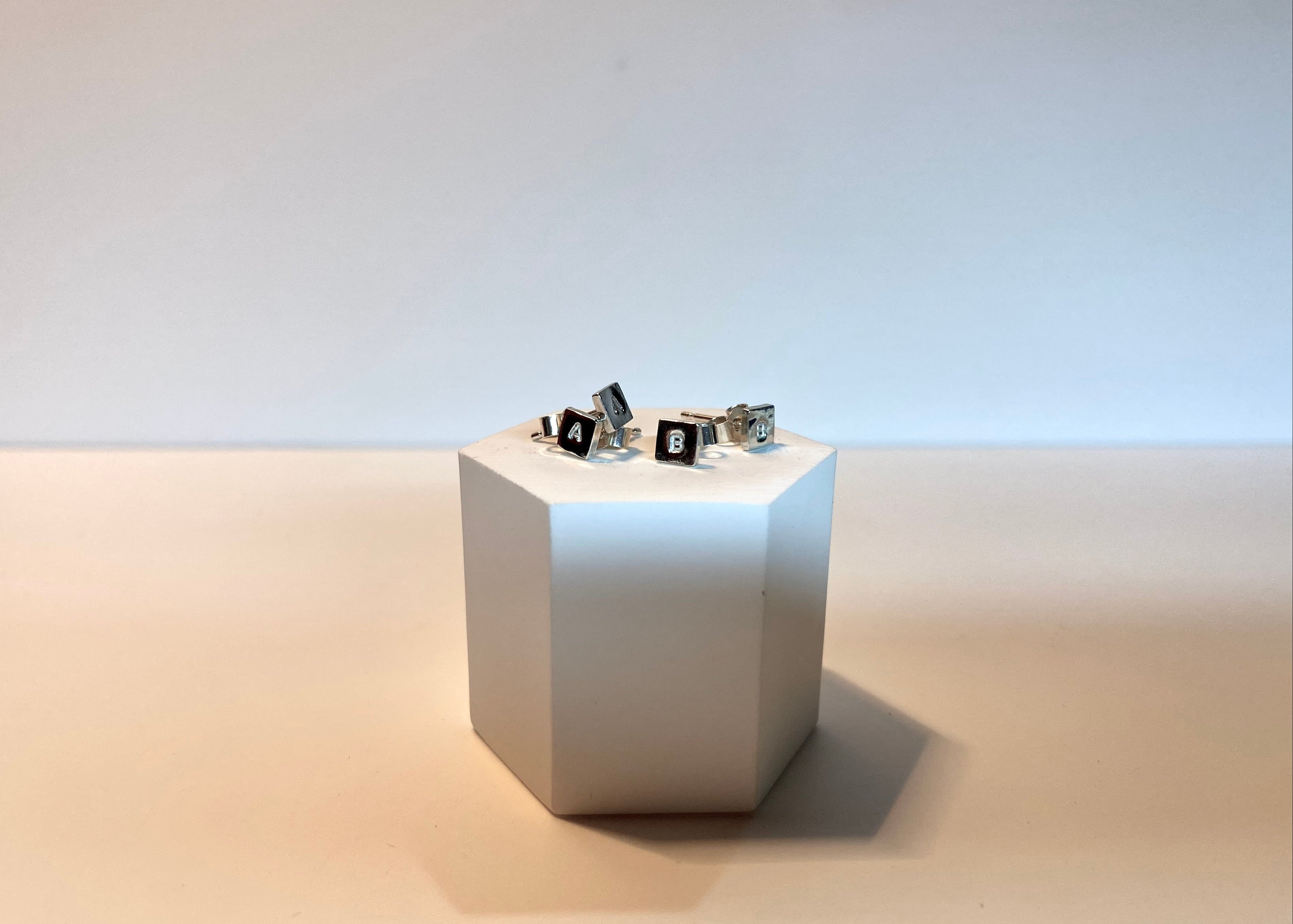 Minima tile studs