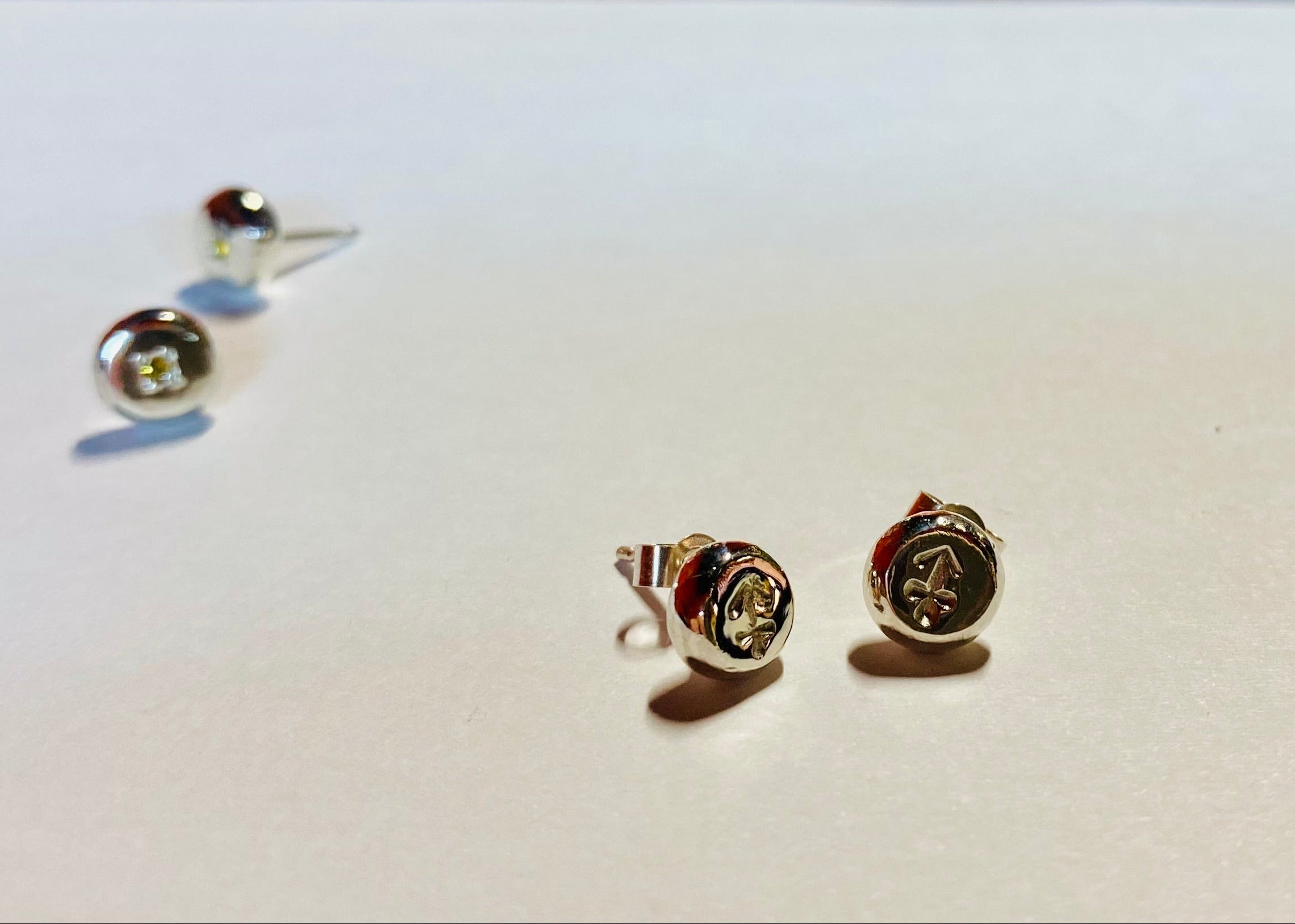 Mini zodiac Coriandoli studs