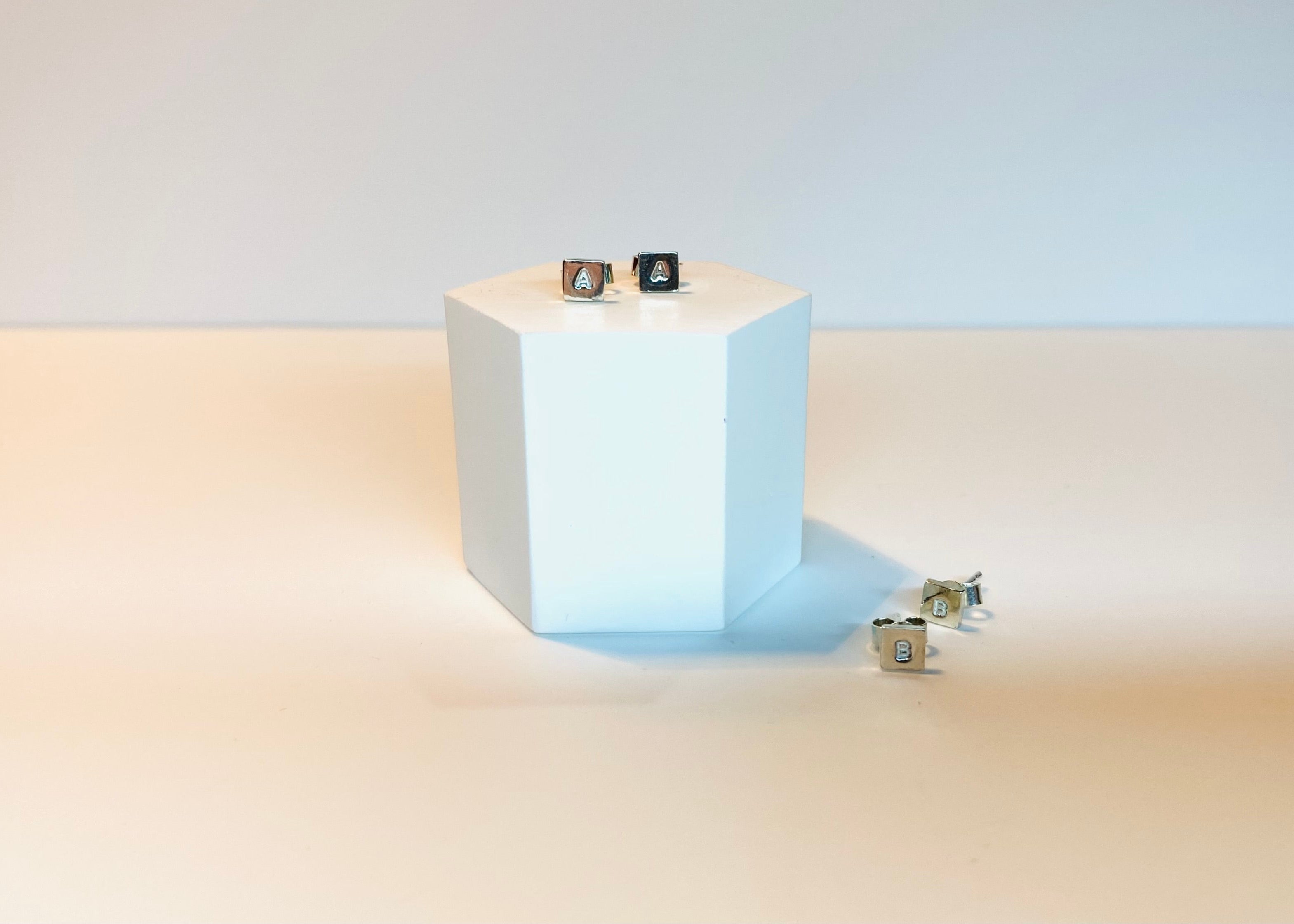 Minima tile studs